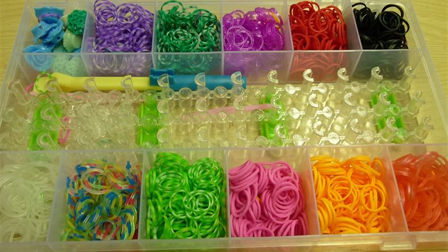 Celnci na praskm letiti zabavili 24 tun padlk gumikovch nramk Rainbow Loom.