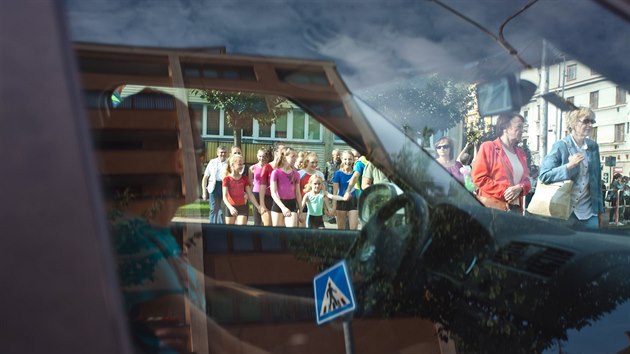 Protestn blokda dopravy na kruhov kiovatce u Slvie v Nchod mla upozornit na chybjc obchvat msta. (19. 9. 2014)