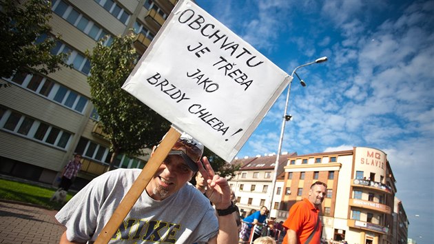 Protestn blokda dopravy na kruhov kiovatce u Slvie v Nchod mla upozornit na chybjc obchvat msta. (19. 9. 2014)