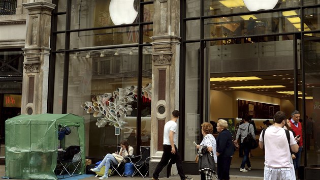 Ped Apple Storem v centru Londna ekali ve stedu na zahjen prodeje jen ti fanouci, na mst vak byli ji od nedle.