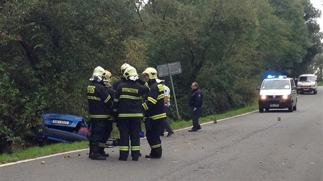 V Uh��n�v�i do�lo ve �tvrtek nad r�nem k tragick� nehod�, �ena narazila s osobn�m autem do stromu. (11. z��� 2014)