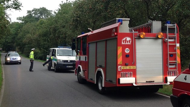 V Uh��n�v�i do�lo ve �tvrtek nad r�nem k tragick� nehod�, �ena narazila s osobn�m autem do stromu. (11. z��� 2014)