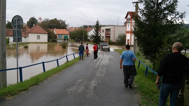 Jeep vyjd z vody vedle trafostanice na Znojemsku. (14. z 2014)