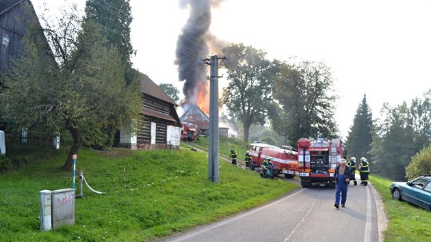Požár zničil na Semilsku rekonstruovanou částečně roubenou chalupu (11. září 2014).