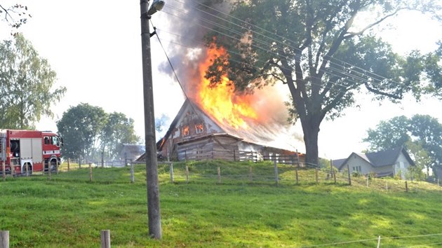 Požár zničil na Semilsku rekonstruovanou částečně roubenou chalupu (11. září 2014).