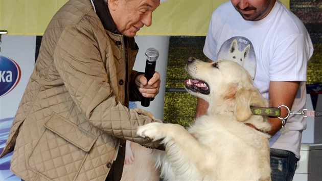 Centrum výcviku psů pro postižené Helppes pořádalo minulý rok tradiční akci „Super den“ ve výcvikovém areálu psů v Praze Motole. Za účasti známých tváří, patronů akce, mezi nimiž nechyběli například manželé Karel a Ivana Gottovi.