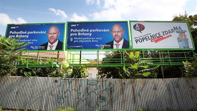 Pedvolebn billboardy a plakty naplno zaplavily Brno. Prakticky na kadm volnm mst jsou napklad na Mendlov nmst, kter je frekventovanm dopravnm uzlem. Vedle sebe stoj teba billboardy tradin ODS a novho hnut A co Brno?.