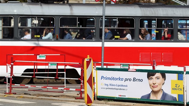 Polepili se. V pedchozch letech pipadaly reklamy lidovc odbornkm jako amatrsk. Ty leton s kandidtkou Klrou Liptkovou ovem hodnot pozitivn.