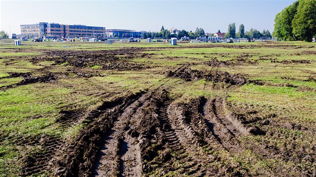 VYJET KOLEJE. Louka na Vypichu je po koncertu skupiny kabt znien.