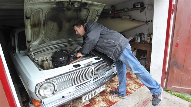 Kdy Blek opravuje volhu ped gar, kadou chvli se nkdo zastav. A teba pak kolemjdouc pinesou njak ten nhradn dl, kter jim roky le ve sklep. Soustek je mezi lidmi podstatn vc ne pojzdnch volh.