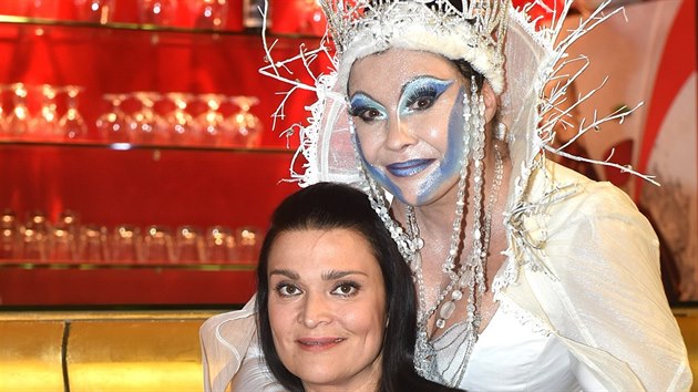 Dagmar Patrasovou v roli Sněhové královny alternuje Mahulena Bočanová.