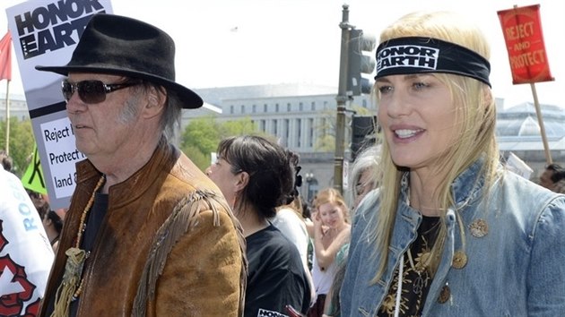 Neil Young a Daryl Hannahov spolu asto protestuj za zchranu ivotnho prosted.