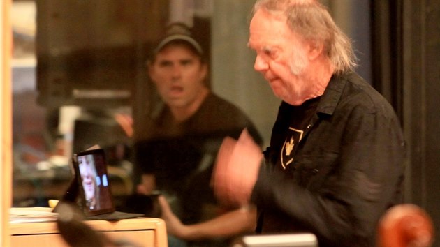 V nahrvacm studiu konzultoval Neil Young svou hudbu s Daryl Hannahovou on-line.
