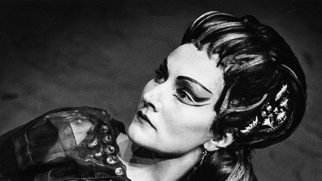Z vstavy Soa erven - Tm vm jsem ila (Pyn egyptsk princezna Amneris ve Verdiho Aid vZpadnm Berln, 1962, foto I. Buhs)