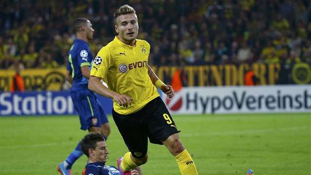 A JE TAM. Ciro Immobile z Borussie Dortmund prv vstelil gl Arsenalu.