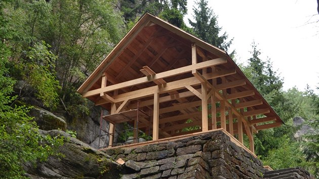 Horolezci se pustili do obnovy vyhoel horolezeck chaty v Teplicko-adrpaskch skalch. Veker materil museli do kopce vynosit na zdech.