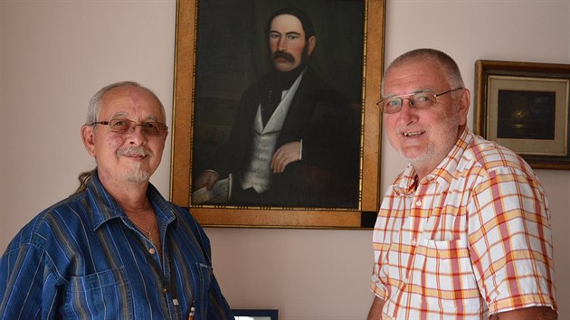 U portrtu stavitele Martina Stelzera stoj jeho prapravnuk Pavel Stelzer (vpravo) s bratrem Petrem.