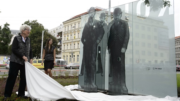 Manelka Kolbenova vnuka Andrée Kolbenová odhaluje nový pomník.