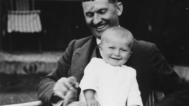 Tomk Baa se svm otcem Tomem na snmku z roku 1915.