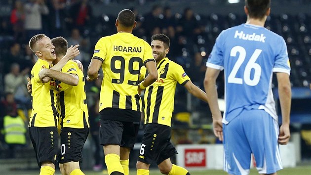 Fotbalisté Young Boys Bern se radují z jednoho z pti gól v duelu se Slovanem...