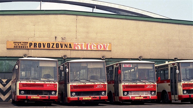 Autobusy B731.04 ped garáovou halou na Klíov 23. 6. 1989.