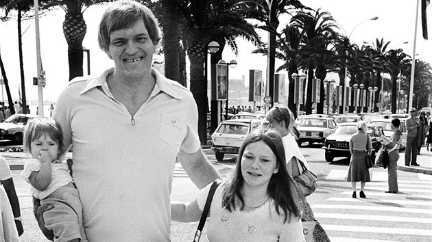 Na snmku z roku 1978 kr Richard Kiel se svou enou Dianne, 17msn Jennifer v nru a tletm Richardem v Cannes, kde se zastnil 31. filmovho festivalu.