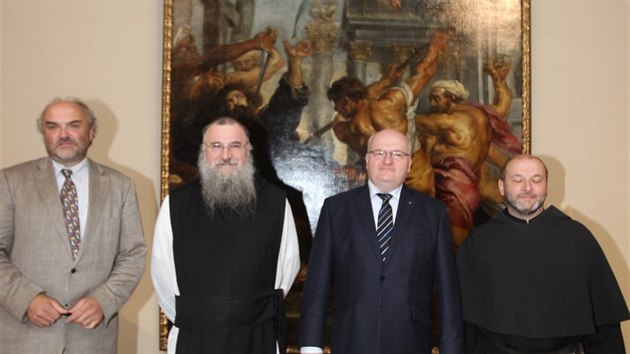 Ministr kultury Daniel Herman (v tmavm obleku) a editel Nrodn galerie Ji Fajt (vlevo) se zstupci crkv ped Rubensovm obrazem.