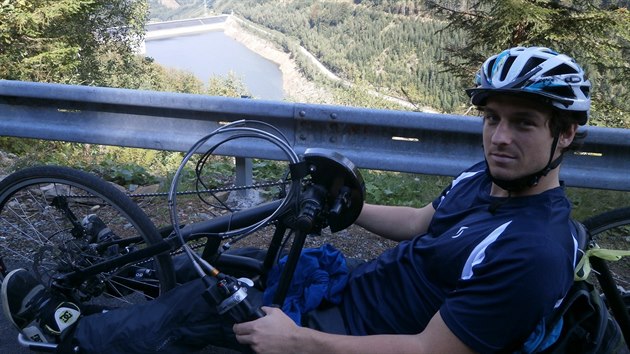 Vozíčkář Michal Vondráček během cesty k horní nádrži přečerpávací vodní elektrárny Dlouhé Stráně, kam vyjel na handbiku, tedy tříkolce na ruční pohon.