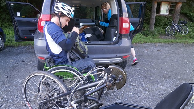 Vozíčkář Michal Vondráček kontroluje po složení svůj handbike, tedy tříkolku na ruční pohon, před cestou k horní nádrži přečerpávací vodní elektrárny Dlouhé Stráně.