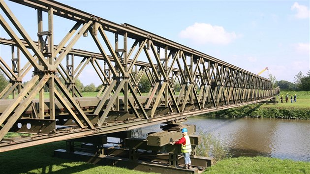 V Kojetíně právě probíhá třítýdenní výcvik provizorního přemostění řeky. Jedním z vrcholu bylo dopolední vysunutí mostu nad řeku.