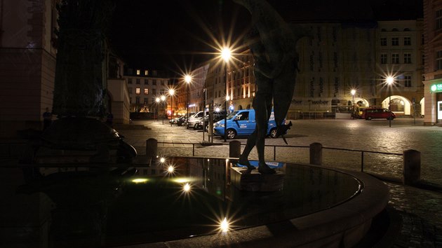 Osvětlení olomouckého Horního náměstí obyvatele města rozděluje. Primátor si s instalací lamp pospíšil.