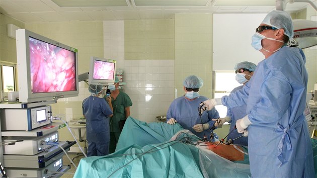 Olomouck fakultn nemocnice pedstavila novou 3D technologii, kter lkam pomh pi laparoskopickch operacch.