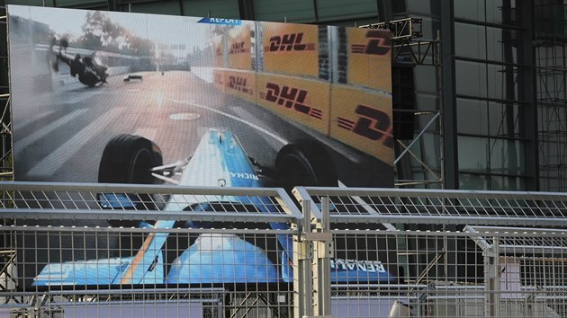 Nehoda Nicka Heidfelda (lev horn roh), kterou v zvodu formule E zavinil Nicolas Prost, na obrazovce v pekingskm Olympijskm parku.