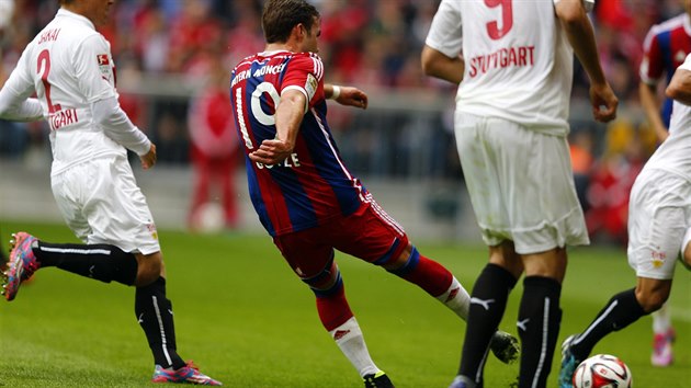 Mario Gtze z Bayernu Mnichov skruje proti Stuttgartu.