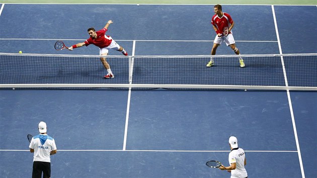 vcarsk tenista Stanislas Wawrinka returnuje v semifinle Davis Cupu proti Itlii, vpravo od nj pihl Marco Chiudinelli.