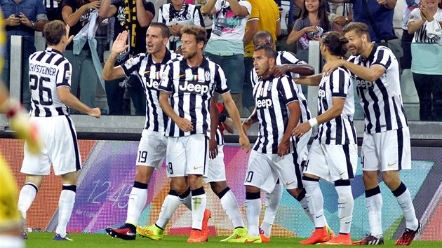 BRAVO, KLUKU. Hri Juventusu oslavuj trefu Carlose Tveze (uprosted) proti Udine.