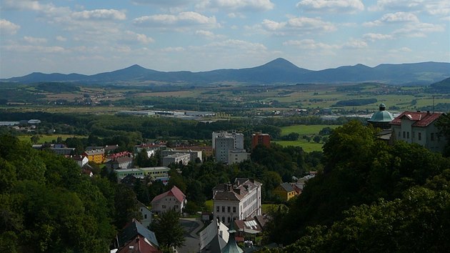 Výhled z Komáří vížky nabízí zajímavé srovnání mezi průmyslovým Českem a liduprázdným Saskem