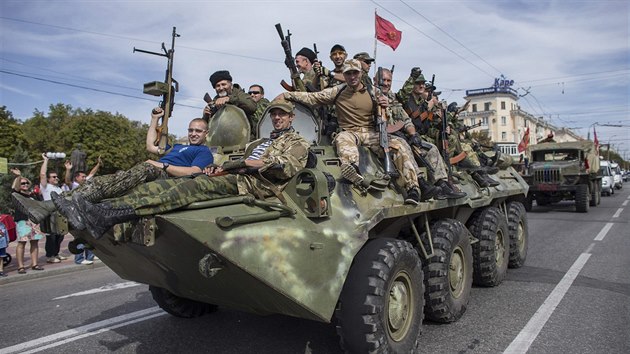 Přehlídka proruských separatistů v Luhansku (14. září 2014).