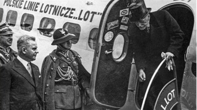 Polsk prezident Ignacy Mocicki v typickm cylindru pi oslavch 10. vro LOT v roce 1939.