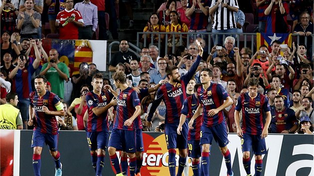 DME DAL? Fotbalist Barcelony se raduj z trefy mvajcho Gerarda Piquho.
