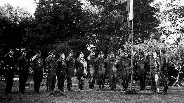 Slavnostn nstup pslunk 1. eskoslovenskho sthacho leteckho pluku pod sttn vlajkou na improvizovanm storu krtce po pistn na polnm letiti Zoln.