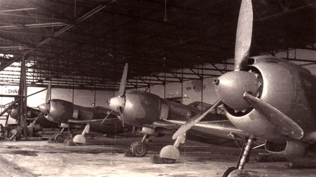 Stíhačky La-5FN v hangáru na povstaleckém letišti Tri Duby.