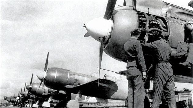 Stíhačky La-5FN sloužily krátce i v poválečném československém letectvu. Na druhém stroji je zřetelný kruhový  československý výsostný znak. Zcela vzadu stojí vojenský dopravní Junkers Ju 52.