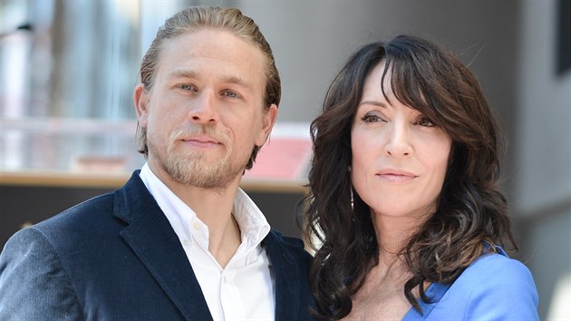 Charlie Hunnam a jeho kolegyn Katey Sagalov (Los Angeles, 9. z 2014)