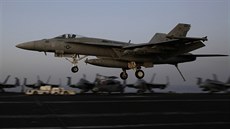 Americký bojový letoun se vrací z nálet v Iráku na letadlovou lo USS George...