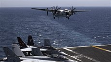 Americký letoun se vrací z mise nad Irákem na letadlovou lo USS George H.W....