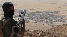 Kurdtí bojovníci u vesnice Baretle nedaleko Mosulu (8. záí 2014)