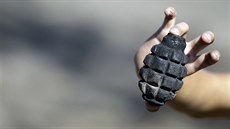 Ukrajinský chlapec ukazuje nevybuchlý granát u obce Novosvitlivka (15. záí...