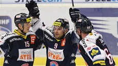 Vítkovická radost z prvního gólu, který vst�elil Jan Ka�a (uprost�ed),...