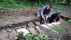 Archeologové Luká� Funk a Pavel �epík p�i pr�zkumu základ� kostela v �isté na...